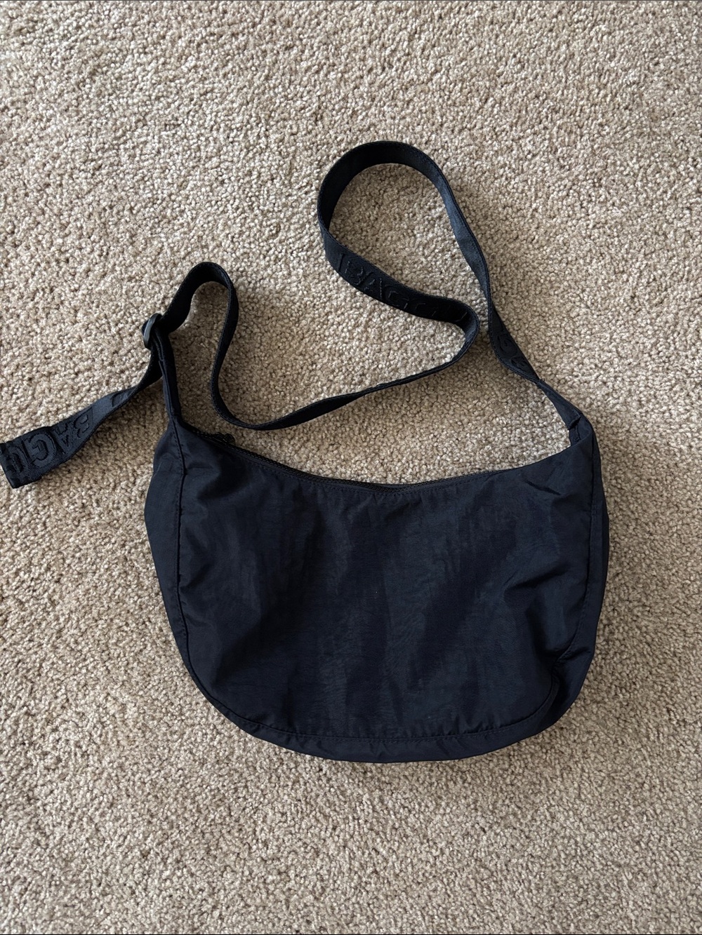 Black Medium Crescent Baggu